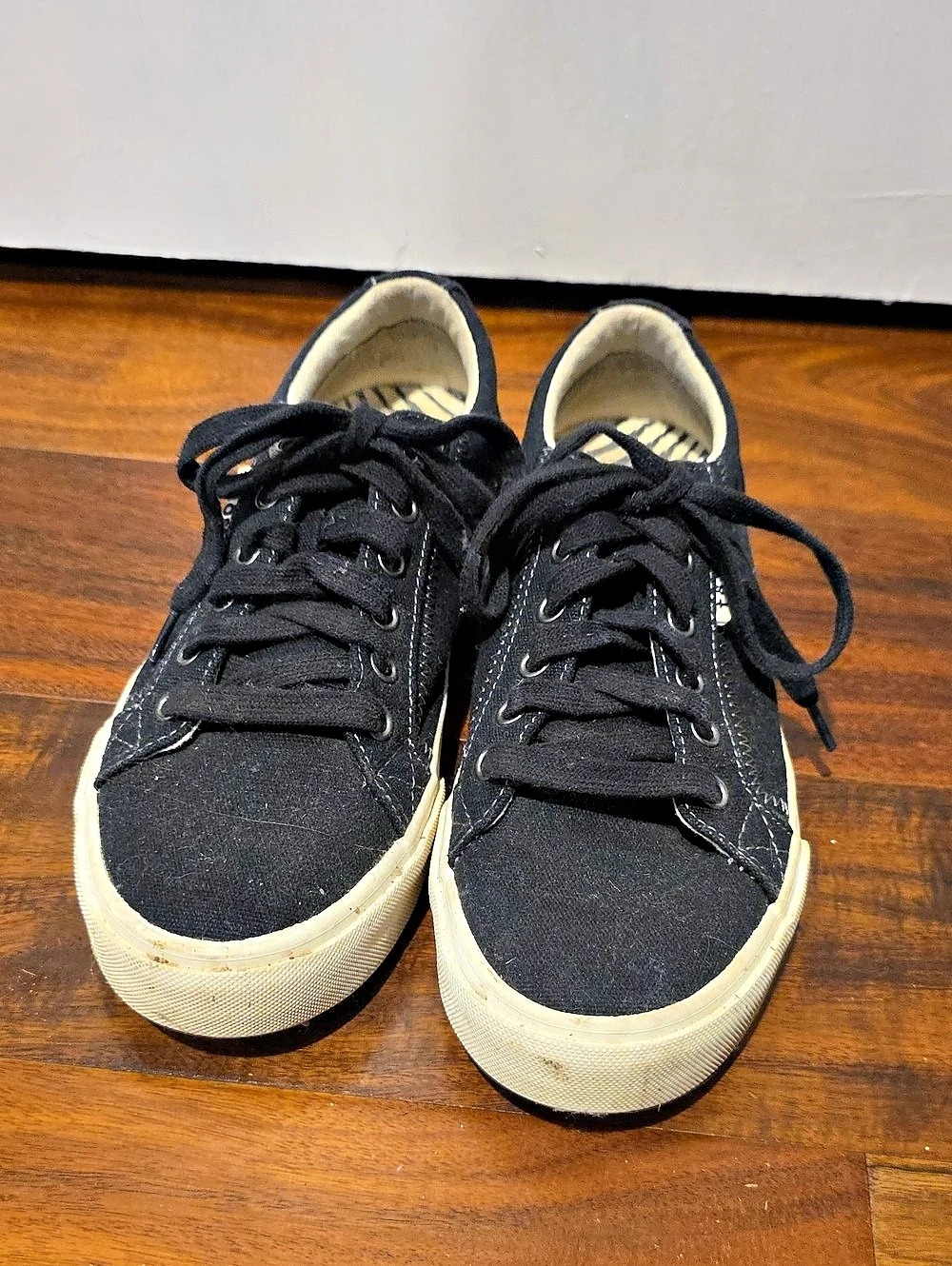 Taos Black & White Sneakers